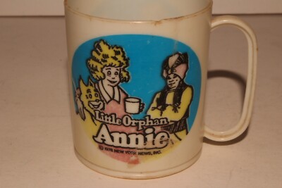 VINTAGE LITTLE ORPHAN ANNIE PLASTIC CUP / MUG ANNIE AND PUNJAB 1976  -image
