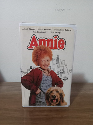 Annie (1982 VHS)  RARE in Clamshell-image