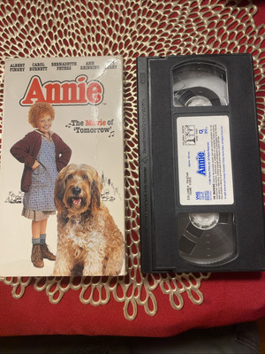 Annie (VHS, 1994) Musical - Carol Burnett, Tim Curry - Ships Fast Same Day-image