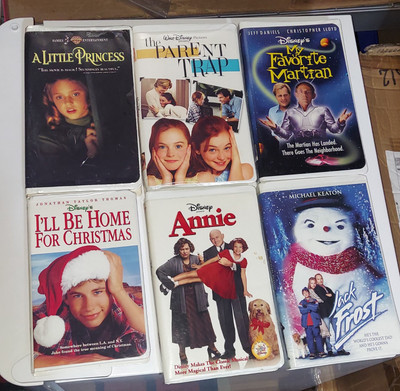 Lot 6 VHS Family Movies Annie Little Princess Parent Trap Favorite Martian Jack-image