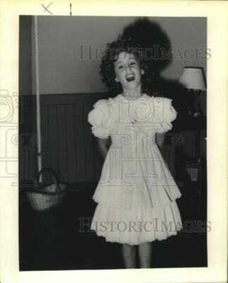 1990 Press Photo Christie O'Dowd as Annie in local play, St. Bernard-image
