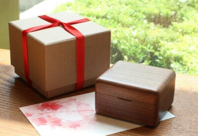 WALNUT  WOOD  MUSIC BOX  ♫  ANNIE'S SONG  ♫-image