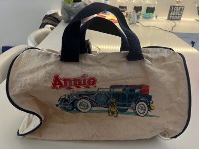 Very Rare - 1982 - The World of orphan Annie zipper duffle bag with limousine-image